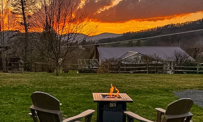 West Jefferson Cabina | Mountain Mornings & Starry Nights - Your August Escape Awaits @Petite Retreat