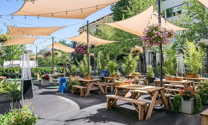 Goose Hollow Hotel | Escape The Hustle and Bustle! Near Oregon Museum of Science and Industry!