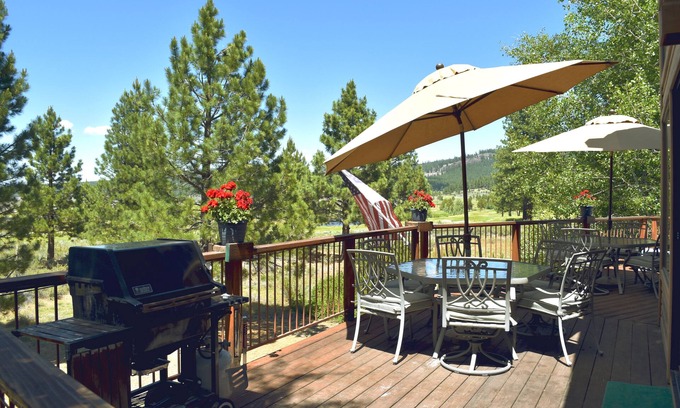 Truckee Cabina | Bear Lodge at Northstar, una casa construida a medida en una ruta de transporte con juegos y vistas increíbles