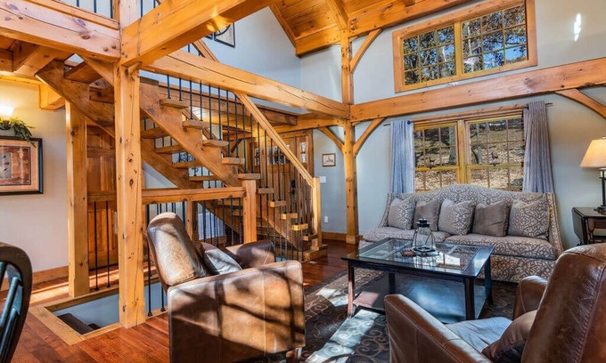 Blue Eye Cabina | Persimmon Hollow - Custom Post y Beam Beauty en 40 Acres Game Room Jacuzzi