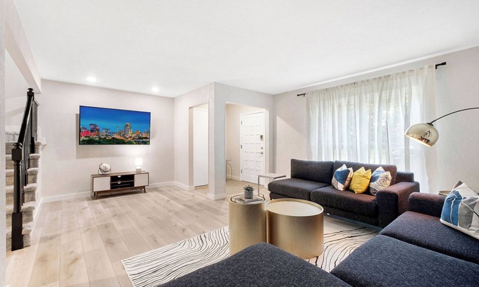 Live Oak Condominio | Escape to a cozy oasis in the city...