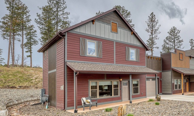 Rockerville Condominio | Presidential Retreat Near Mt. Rushmore- This two-bedroom condo is your perfect home base for adventure and relaxation. Just minutes from Mount Rushmore, Crazy Horse Memorial, Custer State Park, Sturgis, and the Badlands.