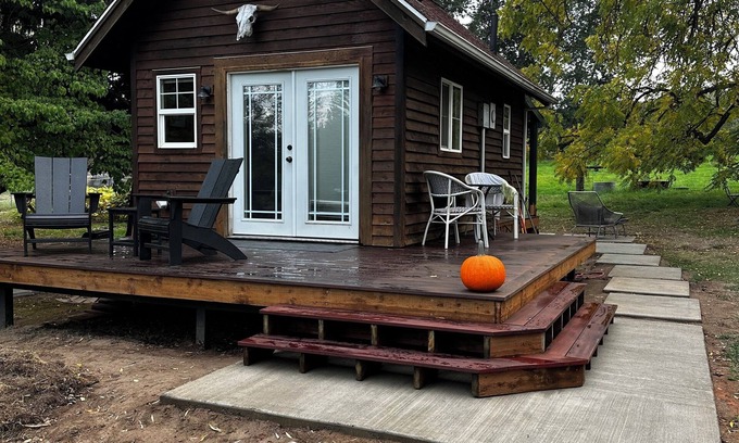 Odell Cabina | Escape to a serene retreat nestled on a 2 acre lavender farm in Hood River, OR