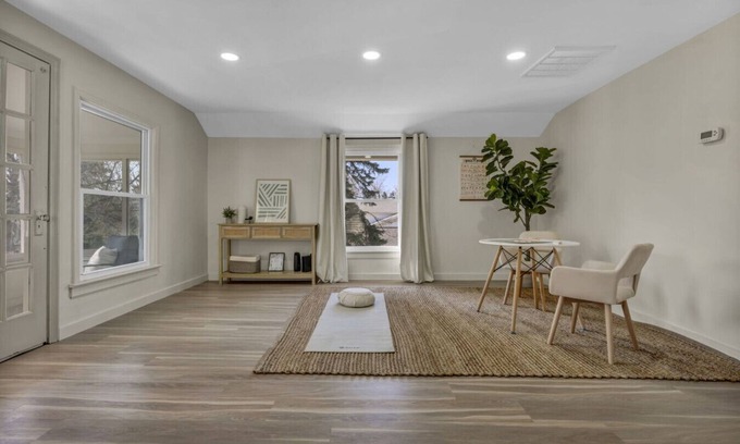 Cleveland Apartamento | Escape to comfort at Be Cozy Getaway! Located in a serene neighborhood in Euclid.
