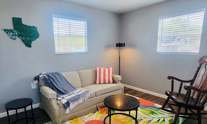Lockhart Casa | Escape to Comfort & Charm for 4 in Texas’ BBQ Hub!