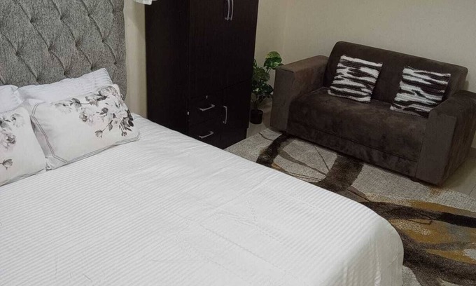 Mussafah Apartamento | Escape to comfort 2-bedroom apartment with WiFi, AC in fabulous Abu Dhabi