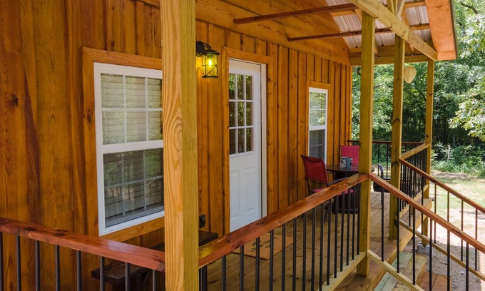 Mena Cabina | Escape to cozy 2-bedroom cabin near Ouachita Forest 4 min drive away