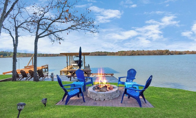 Oakhurst Villa | Escape to Dockside -Lakefront Villa on Livingston