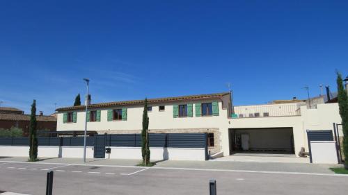Avinyonet de Puigventos Casa | Escape to a Spacious Retreat with Jacuzzi & BBQ