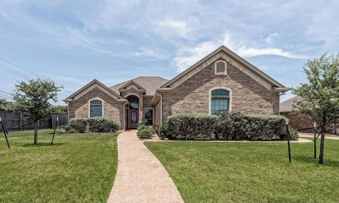 Hewitt Casa | Escape to Hewitt Homestead—your private Waco sanctuary just 10 mins from Magnolia. Whether you're gathering with family or chasing Chip & Jo dreams, this bold Texas stay is where style meets soul.