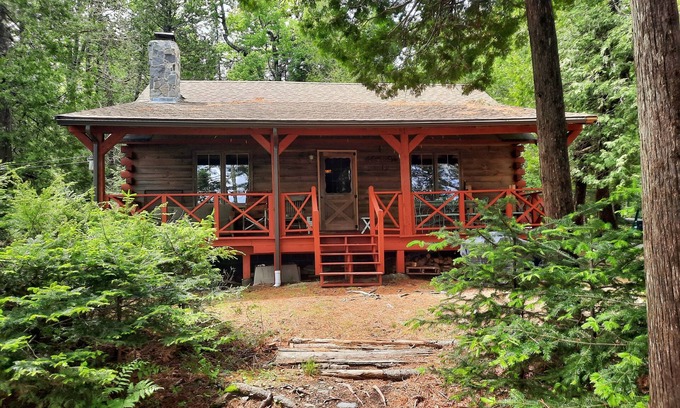 Willimantic Cabina | Escape to Howie's Camp: Unwind and Recharge at This Lakefront Log Cabin