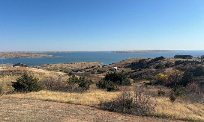 Fort Pierre Cabina | Escape to Lake Oahe: Breathtaking Views, Boat Ramp Near & Vast Hunting Grounds