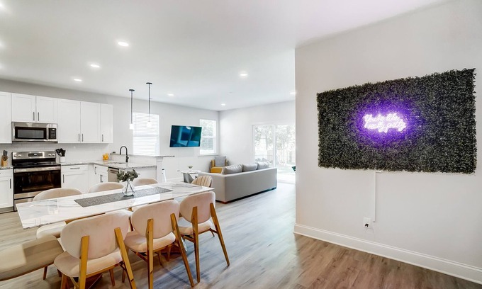Oakdale Casa | Escape to Luxury I Charlotte Uptown Stunner