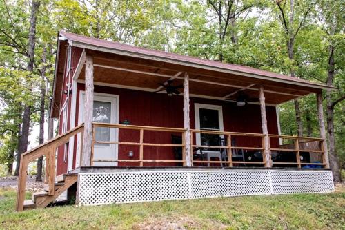 Marshall Casa | Escape to Marshall, Arkansas, in this Cozy Cabin for Four