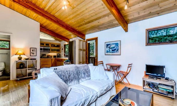 Edgecomb Casa | Escape to Nature: Cozy Lakeside Cottage on Lily Pond