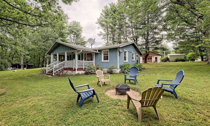 Scaly Mountain Casa | Escape to nature with this pet-friendly, family retreat just 15 minutes from Highlands! Perfect for hiking, relaxation, and playtime with the kids.
