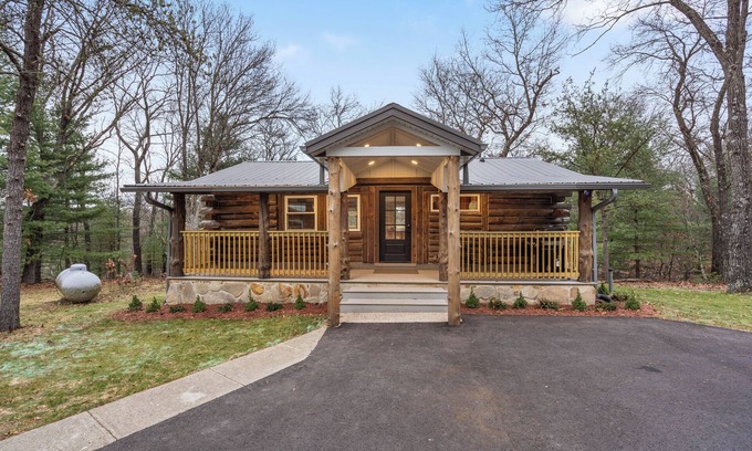 Wisconsin Dells Cabina | Escape to our charming cabin, where rustic elegance meets modern comfort!