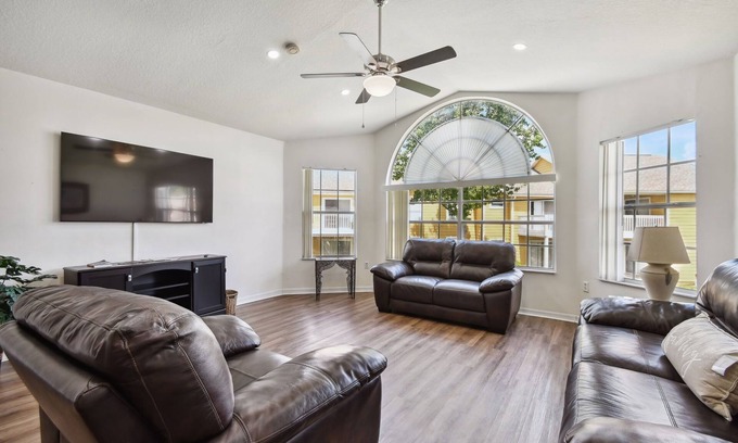 Lindfields Condominio | Escape to our charming 3B/2B condo near Disney! with backyard lake view
