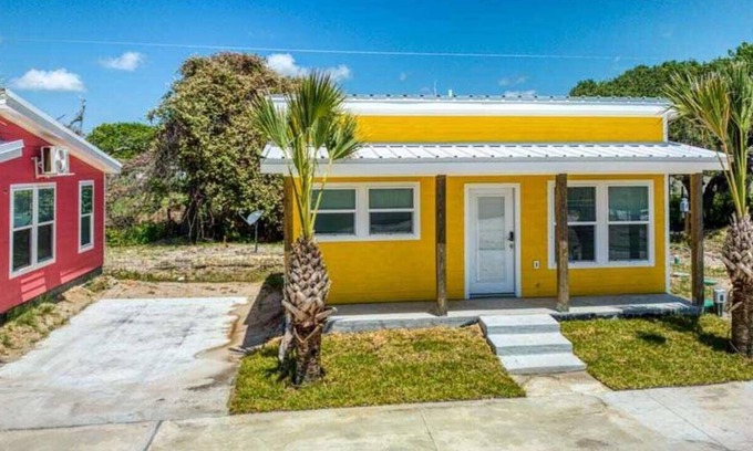 Aransas Pass Cabina | Escape to our cozy 2 bedroom cabin in Aransas Pass, perfect for families of up to 6