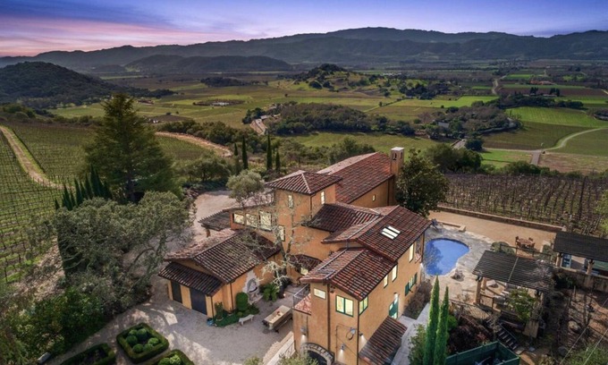 Napa Valley Casa | Escape to Paradise: A Stunning Tuscany-Style Home with Views of Vineyards