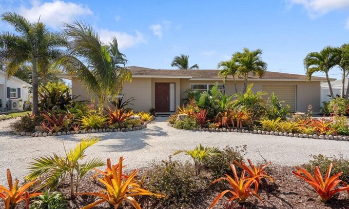 Englewood Casa | Escape to Paradise at Coconut Palms: Your 2 bed 2 bath Tropical Retreat Awaits!