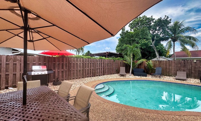 Lauderhill Casa | Escápate al paraíso: Relájate en Splendid Scapes con piscina y sala de juegos
