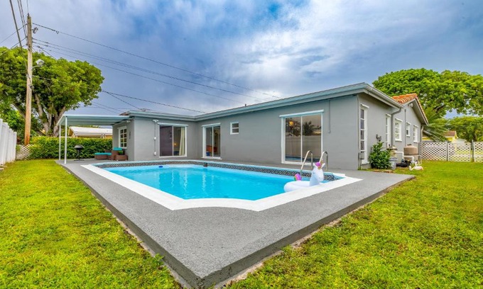 Margate Villa | Escape to Paradise: Tropical House with Pool & BBQ