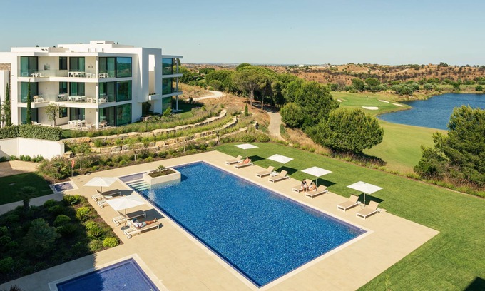 Vila Nova De Cacela Apartamento | Escape to luxury in the Monte Rei 3-Bedroom Penthouse Apartment with a communal heated pool and stunning views