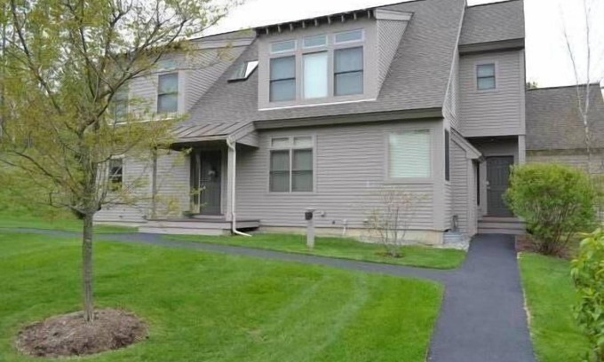 West Hartford Condominio | Escape a Quechee Por esquí, golf, Piscina! Familia y mascotas!