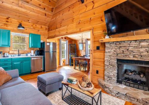 Townsend Casa | Escape to Relaxation with Dog Frienly & Hot Tub