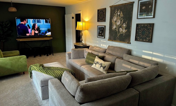 Jones County Casa | Escape to Retro Luxe, where vintage charm meets modern luxury.