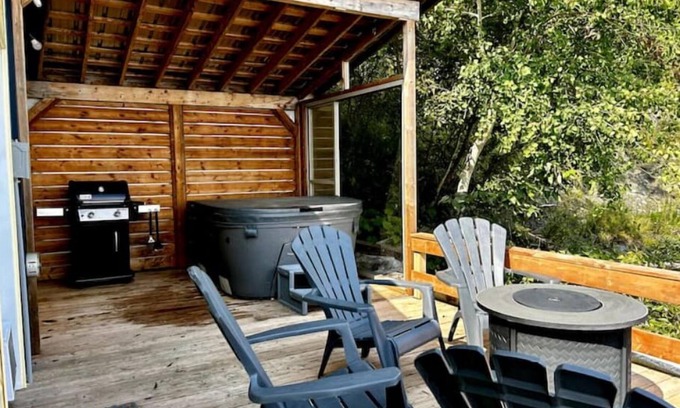 Grondines Cabaña | Waterfront Loft with Hot Tub, BBQ and Fire Pit