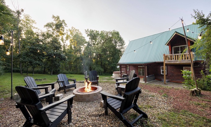Logan Cabina | Escape to Sage Creek Cabin: 5 Acres + Privacy + Hot Tub + Fire Pit