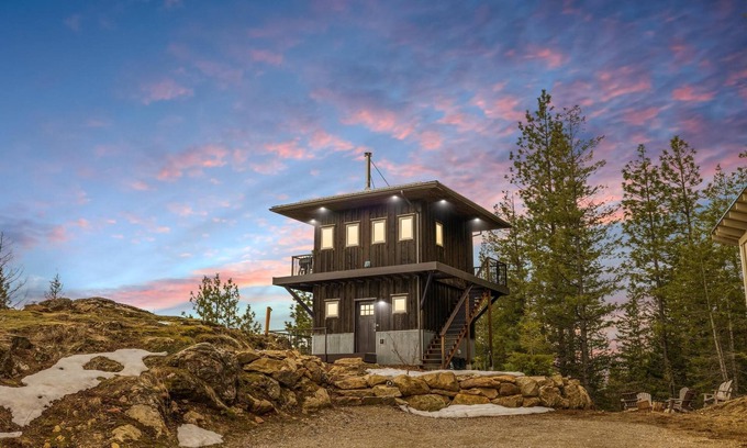 Sandpoint Apartamento | Escape to Serenity: Lookout Tower with Hot Tub, near Schweitzer and Pet-Friendly