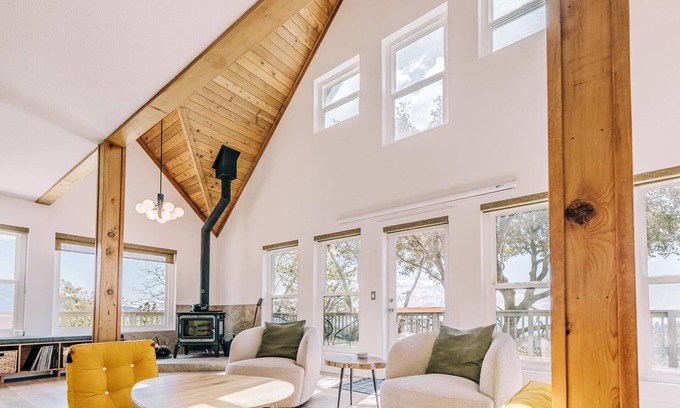 Pine Cove Casa | Escape to Tranquility: Views & Modern Amenities