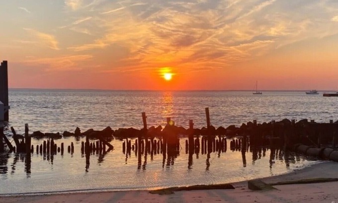 Highlands Casa | Escape to the charming seaside town of Highlands, New Jersey to a cozy Bungalow