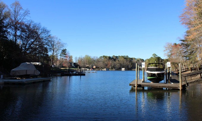 Denver Casa | ESCAPE TO THE LAKE! ￼QUIET cove, RELAXING pool, with own dock!