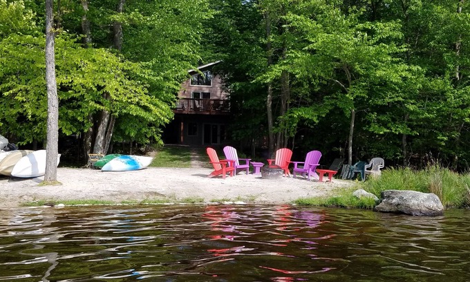 Gouldsboro Casa | ¡Escape a los Poconos! Amplias habitaciones de 5 dormitorios en el lago: barcos, sala de juegos, jacuzzi
