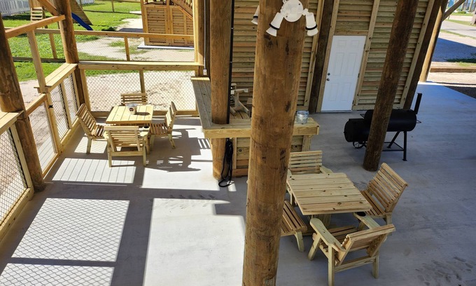 Crystal Beach Casa | Escape to the beach. Pets & kid friendly. Sleeps 14