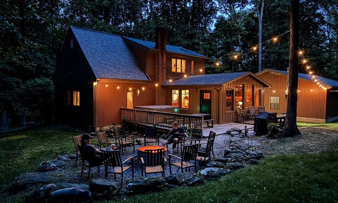 Butler Cabina | Escape to the wood—featuring hot tub, private trails, fire pit, peaceful seclusion. Dogs welcome.
