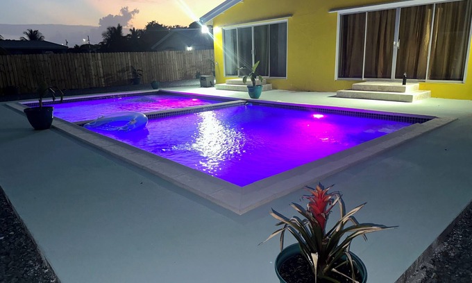 Hannah's Rest Apartamento | Escape to this modern home w/ a pool!