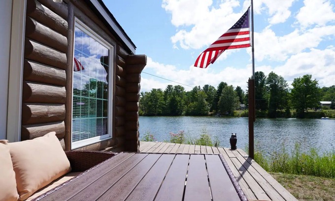 South Boardman Cabina | Escape to this relaxing lakeside retreat! 🛶 Enjoy a peaceful back porch, cozy fire pit 🔥, and stunning water views. Perfect for unwinding and making memories! 🌅