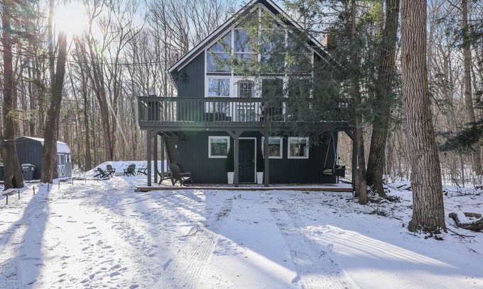 Locust Lake Village Cabina | Escape to this secluded rustic luxury cabin nestled in the heart of the woods.