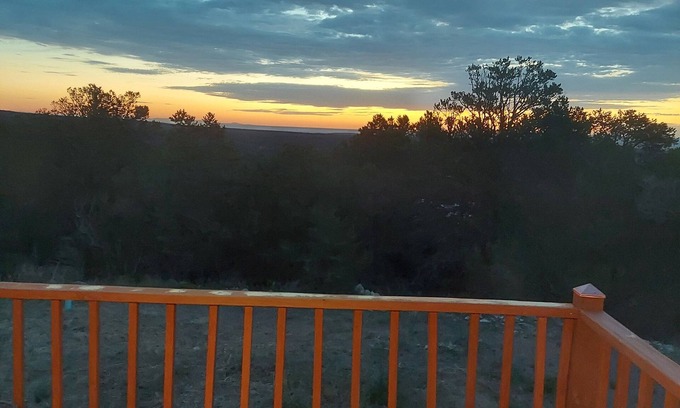 Edgewood Casa | Escape to this serene mountain getaway – relax in nature’s beauty. Dogs welcome!