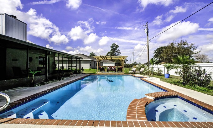 Ocala Casa | Escape to this tranquil oasis that will wisk your worries away.