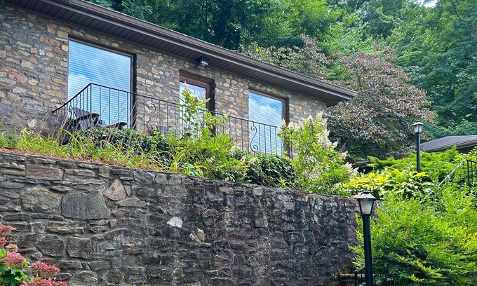 Lake Junaluska Cabina | Escape to tranquility at this Lake Junaluska cabin w/ stunning views & amenities