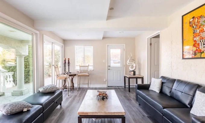 Hillsborough Casa | Escape to Tranquil: Luxury just Moments from San Francisco!