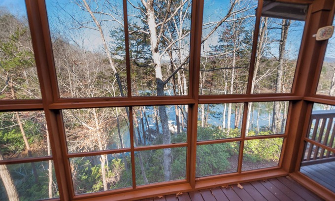 Mill Spring Chalet De Esquí | Escape to Tranquility: Stunning Lakefront Mountain Chalet with Breathtaking View
