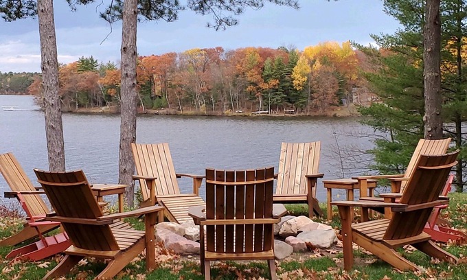 Stone Lake Cabina | Escape to Tranquility: A Charming 9-Bedroom Lodge on the lake shore of Sand Lake
