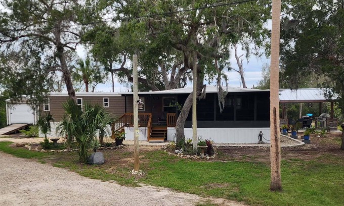 Crystal River Cabaña | Escape to your cozy waterfront 2-bedroom cottage, kayaks & canoes included!